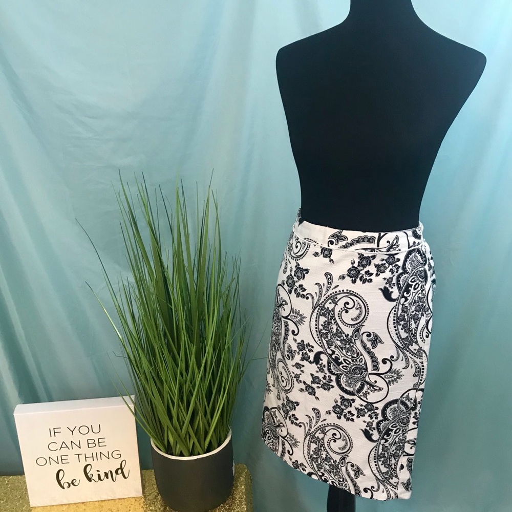 WHITE HOUSE BLACK MARKET paisley pencil skirt 8